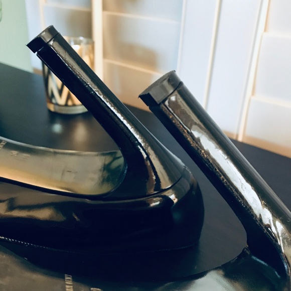 Carlos Santana Patent Leather Open Toe High Heel - Picture 5 of 8